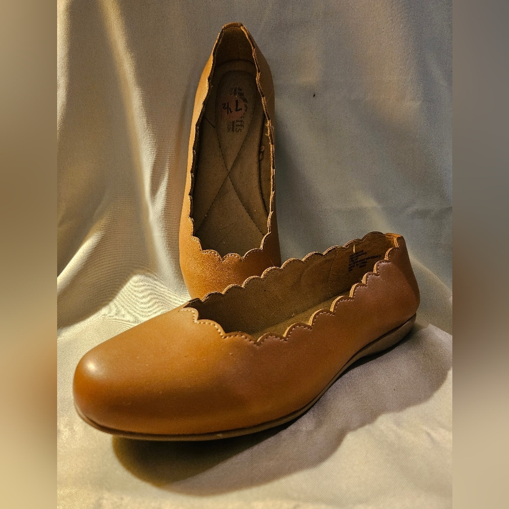 Scalloped Edge Brown Flats
